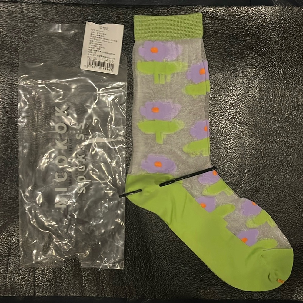 Hello Monday sheer flower socks. Size 6-11.
